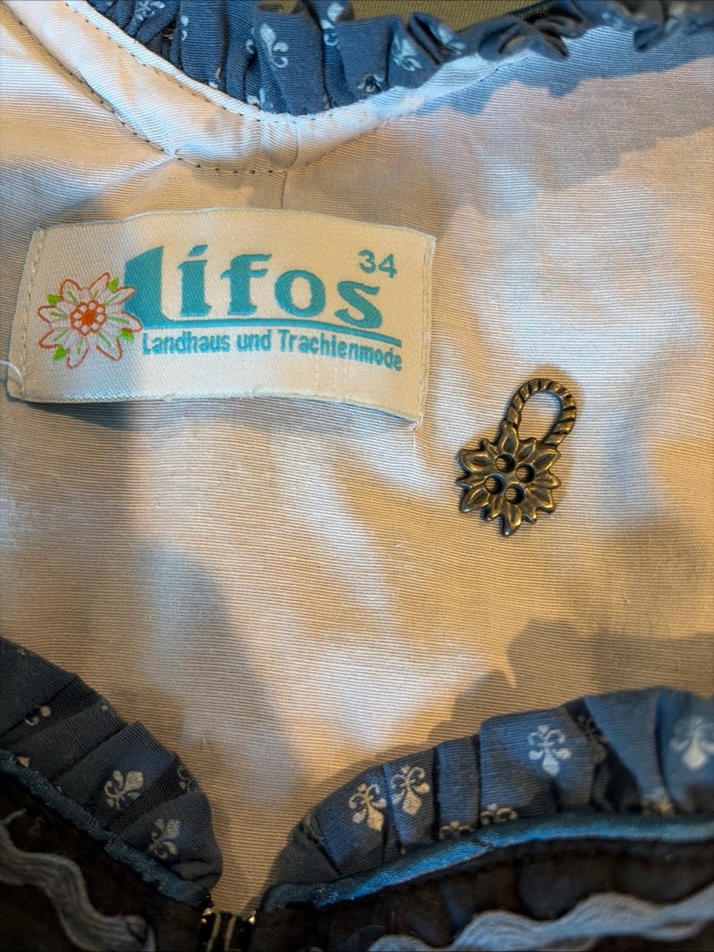 Lifos Trachtenecke button